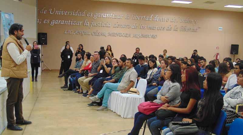 damianalcazarUABCS El director Carlos Bolado y el primer actor Damián Alcázar dialogan con alumnos de la UABCS