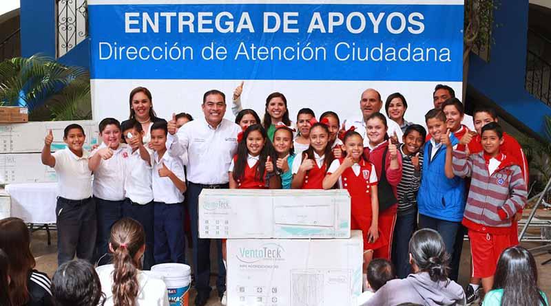 Entrega alcalde 39 apoyos a familias Cabeñas. con una inversión de 445 mil 443 pesos Entrega alcalde 39 apoyos a familias Cabeñas. con una inversión de 445 mil 443 pesos