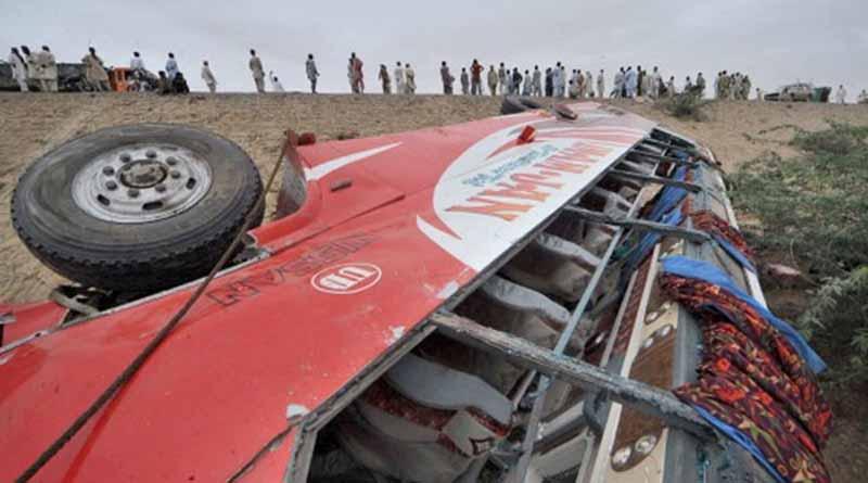 Mueren 14 personas al caer autobús a barranco en Pakistán Mueren 14 personas al caer autobús a barranco en Pakistán