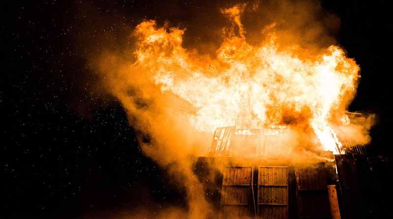 Incendio destruye campamento de mil 500 refugiados en Francia Incendio destruye campamento de mil 500 refugiados en Francia