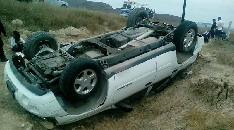 volcadura1 Vuelca automóvil en carretera Todos Santos-Pescadero