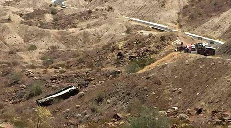 Cae a barranco camión de estudiantes en Mulegé, habría 40 heridos y una joven muerta Cae a barranco camión de estudiantes en Mulegé, habría 40 heridos y una joven muerta