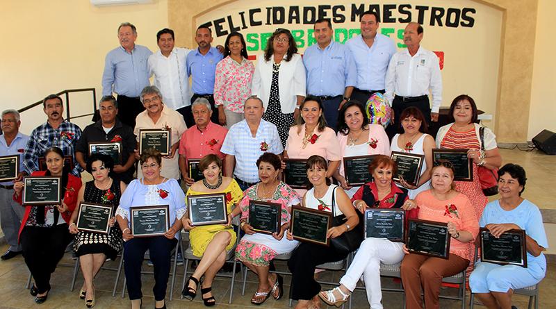 Reconoce Gobierno Municipal labor del maestro en su día Reconoce Gobierno Municipal labor del maestro en su día
