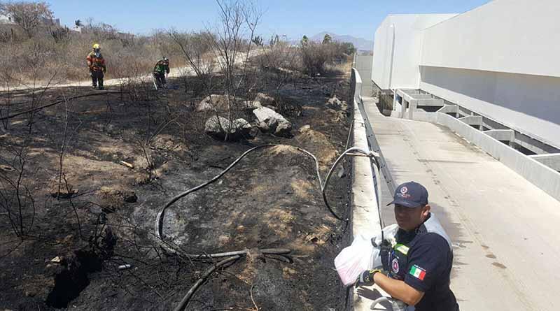 INCENDIO Oportuna intervención de cuerpos de emergencia y rescate en incendio a un costado de plaza Los Patios