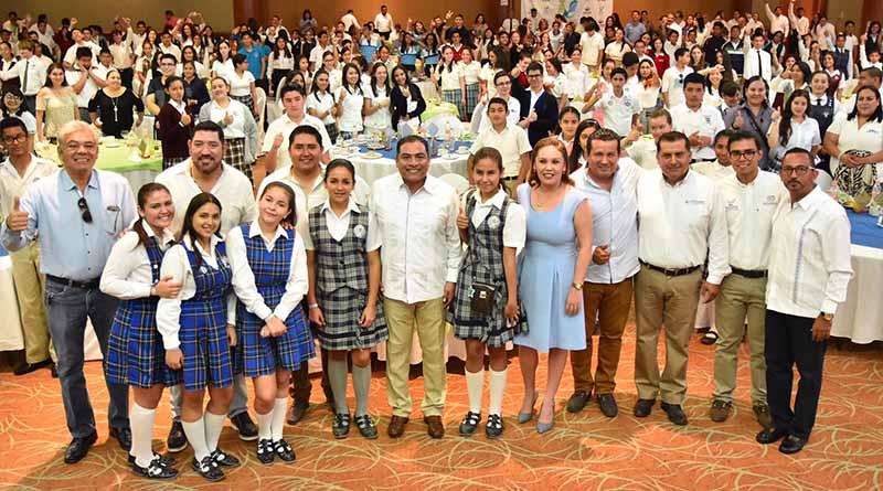 Reconoce Alcalde a estudiantes destacados del Municipio Reconoce Alcalde a estudiantes destacados del Municipio