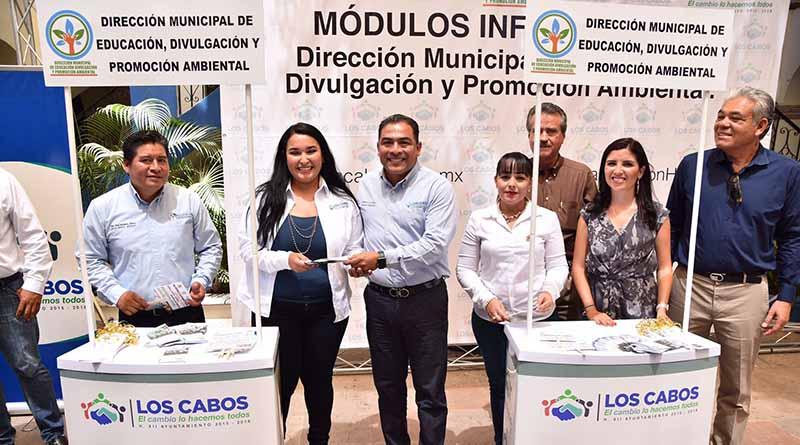 Refrenda alcalde de Los Cabos compromiso con la educación ambiental. Hizo entrega de módulos informativos Refrenda alcalde de Los Cabos compromiso con la educación ambiental. Hizo entrega de módulos informativos