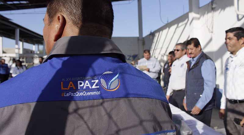 El Alcalde Armando Martínez entregó uniformes a personal operativo de SAPA La Paz El Alcalde Armando Martínez entregó uniformes a personal operativo de SAPA La Paz
