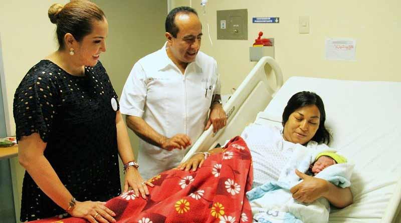 difdiamadres Recorre hospitales la presidenta honoraria de SEDIF por el día de las madres