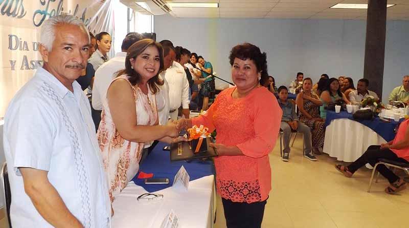 Encabeza Síndico Municipal Laura Chacón Entrega de Estímulos a Trabajadores de la Educación Encabeza Síndico Municipal Laura Chacón Entrega de Estímulos a Trabajadores de la Educación