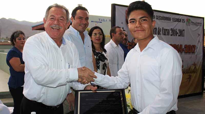 egresadostecnica25 Reconocen los egresados de Secundaria Técnica 25 generación 2014-2017 apoyo del Alcalde