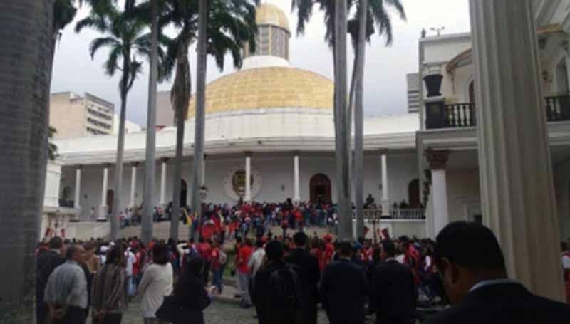 venezuela Grupo violento asalta Asamblea venezolana y deja cinco diputados heridos