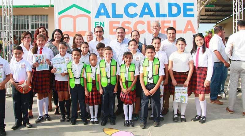 Agradecen estudiantes de la primaria Ramón Green Álvarez al alcalde por dignificar su escuela Agradecen estudiantes de la primaria Ramón Green Álvarez al alcalde por dignificar su escuela