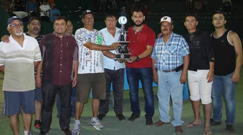 Secretario General del Ayuntamiento Premia a Ganadores del Campeonato Estatal de Béisbol Secretario General del Ayuntamiento Premia a Ganadores del Campeonato Estatal de Béisbol