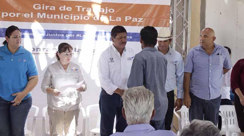 Alcalde de La Paz entrega apoyos pecuarios y agrícolas en las comunidades de San Hilario y Santa Fe Alcalde de La Paz entrega apoyos pecuarios y agrícolas en las comunidades de San Hilario y Santa Fe