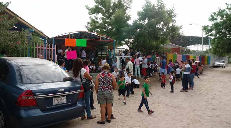 parolaboreskinder Padres de familia hacen paro de labores en JDN Han Christian Handersen