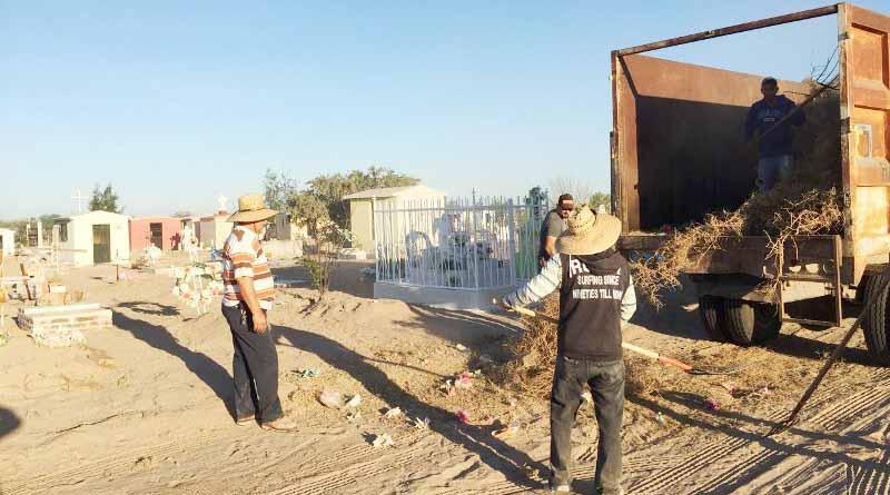 PANTEONES Realiza Ayuntamiento de Comondú Limpieza de Panteones