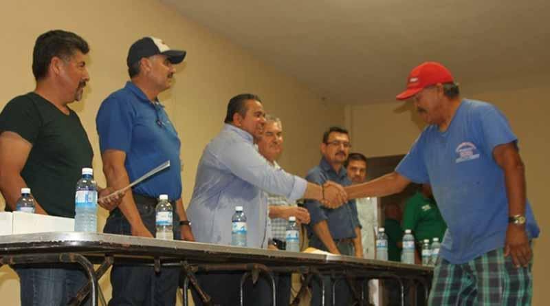Reciben 150 pescadores de la bocana y punta abreojos certificados de seguro de vida Reciben 150 pescadores de la bocana y punta abreojos certificados de seguro de vida