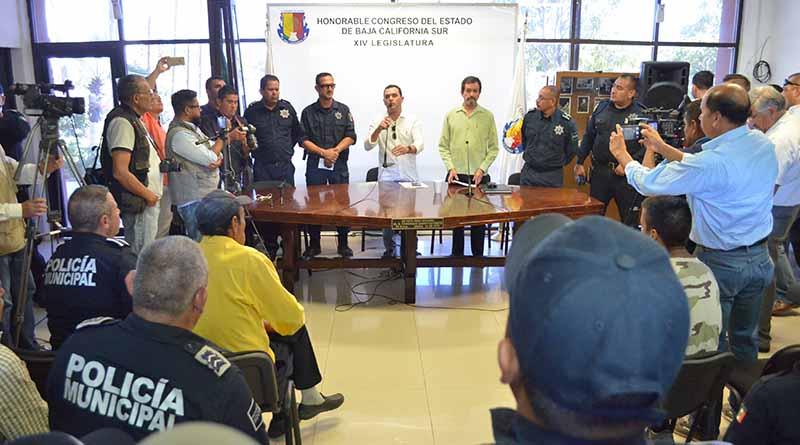 Reciben diputados Edson Gallo Zavala y Camilo Torres Mejía a policías inconformes Reciben diputados Edson Gallo Zavala y Camilo Torres Mejía a policías inconformes