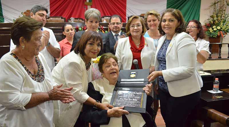 Recibe la Medalla “Dionisia Villarino” Gloria Davis Verdugo Recibe la Medalla “Dionisia Villarino” Gloria Davis Verdugo