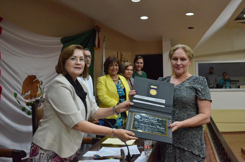 Recibe la investigadora Antonina Ivanova Boncheva el Premio Estatal de Ciencia y Tecnología 2017 Recibe la investigadora Antonina Ivanova Boncheva el Premio Estatal de Ciencia y Tecnología 2017