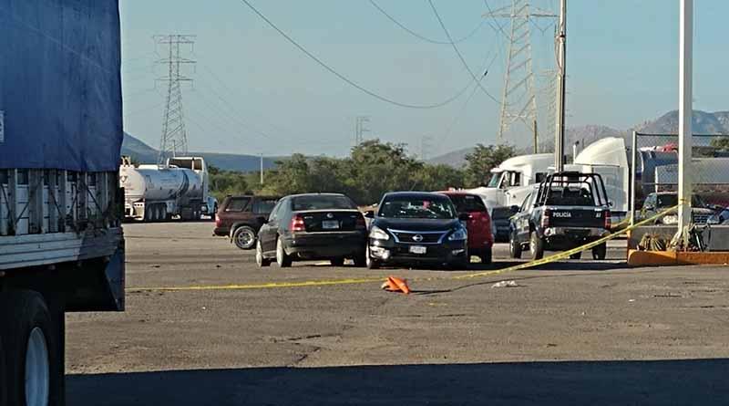 ejecutadosgasolinera Asesinan a balazos a dos personas en gasolinera de Libramiento Oceguera en La Paz