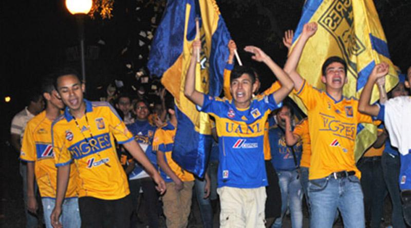 Miles de aficionados celebran en Macroplaza por título de Tigres Miles de aficionados celebran en Macroplaza por título de Tigres
