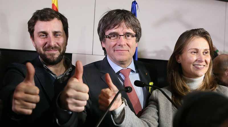 Puigdemont celebra los resultados de las elecciones catalanas en el centro de Convenciones de Bruselas Puigdemont pide dar soberanía a Cataluña tras victoria independentista