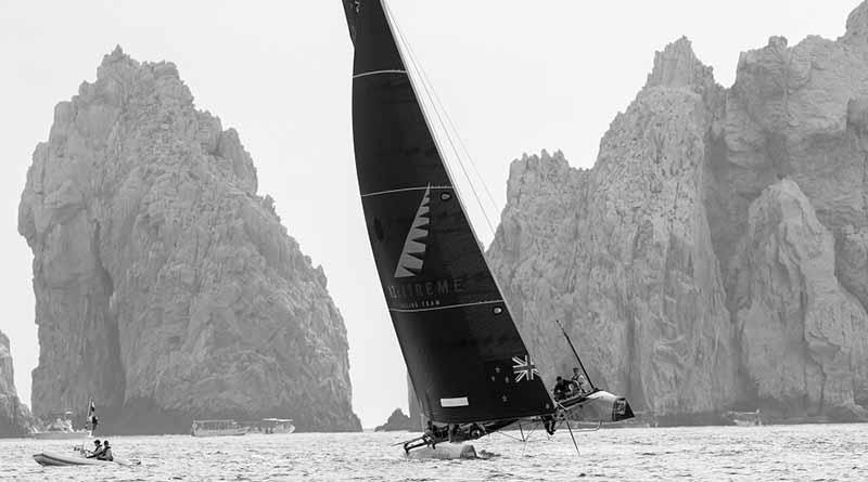 veleros2dic Alinghi mejora su juego y lidera el Acto 8 de las Extreme Sailing Series™ en Los Cabos