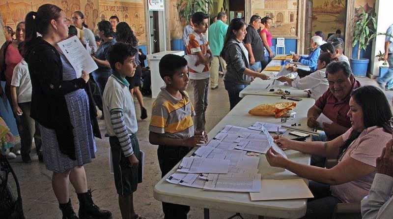 Invertir en la educación, es contribuir en el futuro de los niños y jóvenes Invertir en la educación, es contribuir en el futuro de los niños y jóvenes