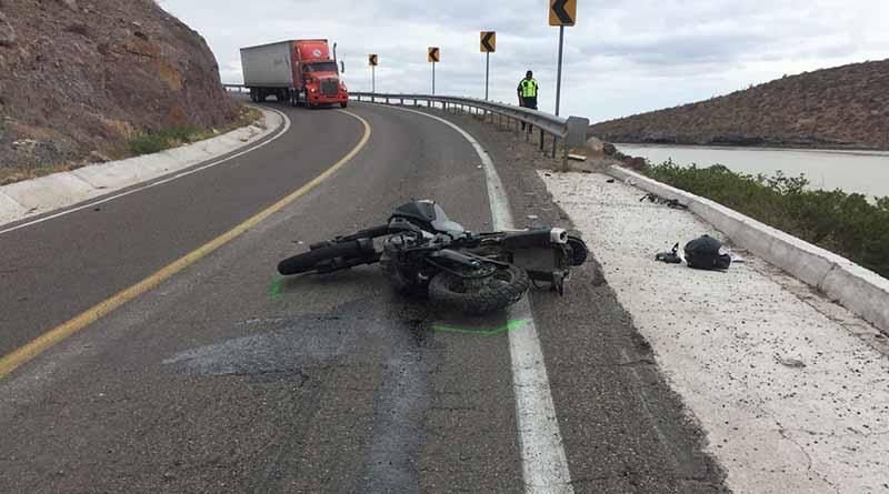 accientemotolapaz Motociclista choca contra muro de contención y muere en carretera a Pichilingue