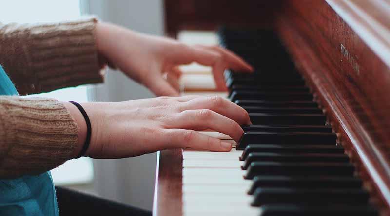 Alumna invidente obtiene maestría en Música con mención honorífica en la UNAM Alumna invidente obtiene maestría en Música con mención honorífica en la UNAM