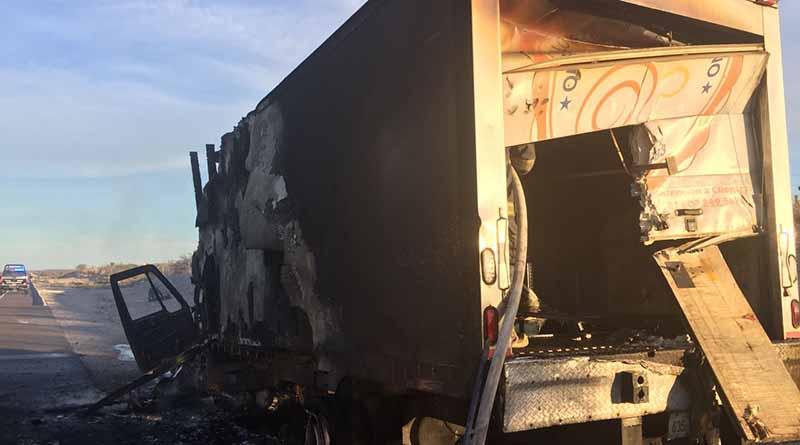 incendiocamioncaracol Se incendia camión de empresa lechera en La Paz