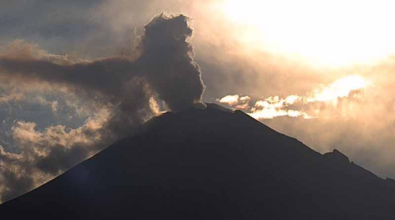 Amanece el volcán Popocatépetl con incandescencia Amanece el volcán Popocatépetl con incandescencia