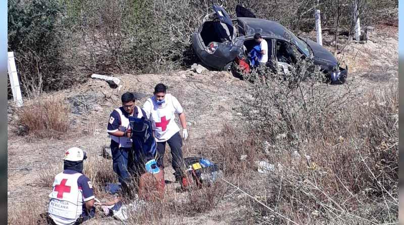 volcadura17abr Pierde el control de su auto y vuelca en carretera La Paz-Todos Santos