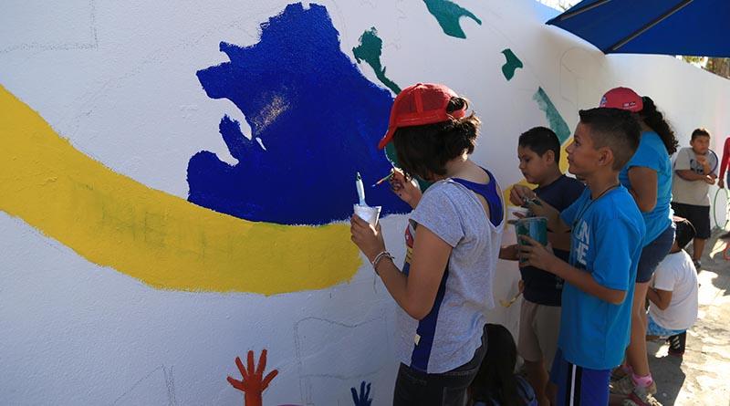 Participan niños y niñas en la pinta de bardas con la temática de sus derechos Participan niños y niñas en la pinta de bardas con la temática de sus derechos
