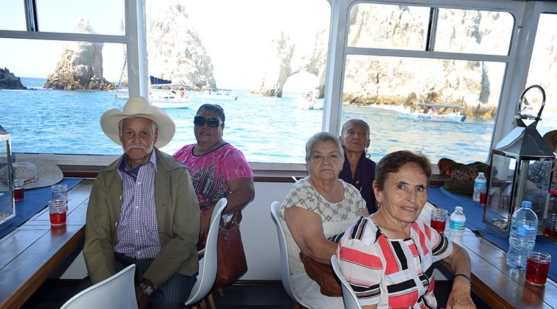 Ofrecen a los adultos mayores, paseo por la Bahía de Cabo San Lucas Ofrecen a los adultos mayores, paseo por la Bahía de Cabo San Lucas