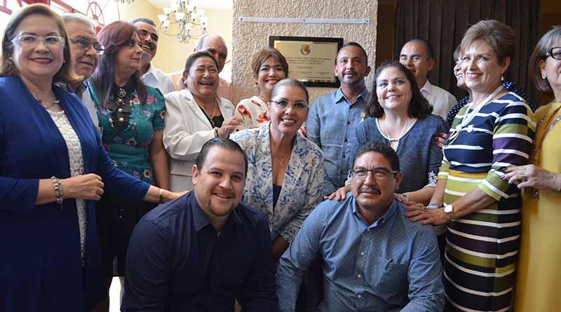 Devela placa el Congreso del Estado recordando que sesionó durante dos meses en el Teatro Juárez de La Paz Devela placa el Congreso del Estado recordando que sesionó durante dos meses en el Teatro Juárez de La Paz