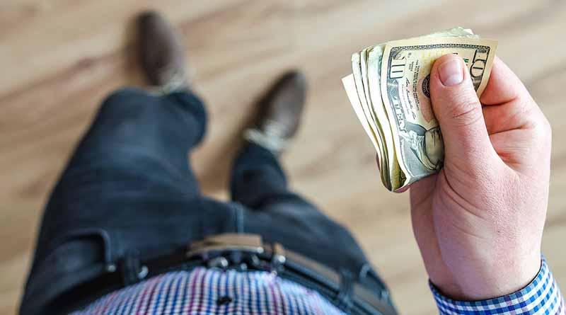 Dólar promedia a 18.89 pesos a la venta en el aeropuerto capitalino Dólar promedia a 18.89 pesos a la venta en el aeropuerto capitalino