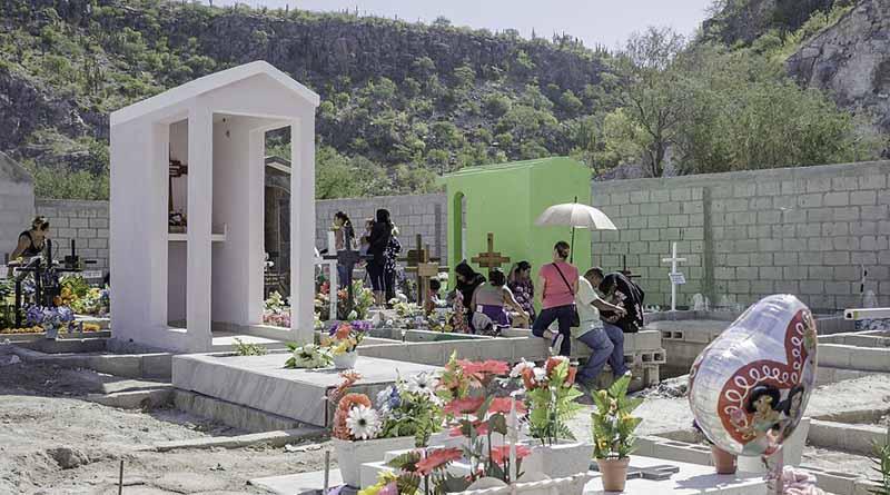 Realizaron trabajos de mantenimiento y limpieza en panteones de La Paz Realizaron trabajos de mantenimiento y limpieza en panteones de La Paz