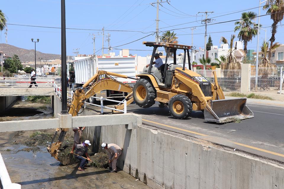 04SUPERVISA Supervisa delegado municipal, trabajos de desazolve en canal de Colonia Miramar y arroyos en CSL