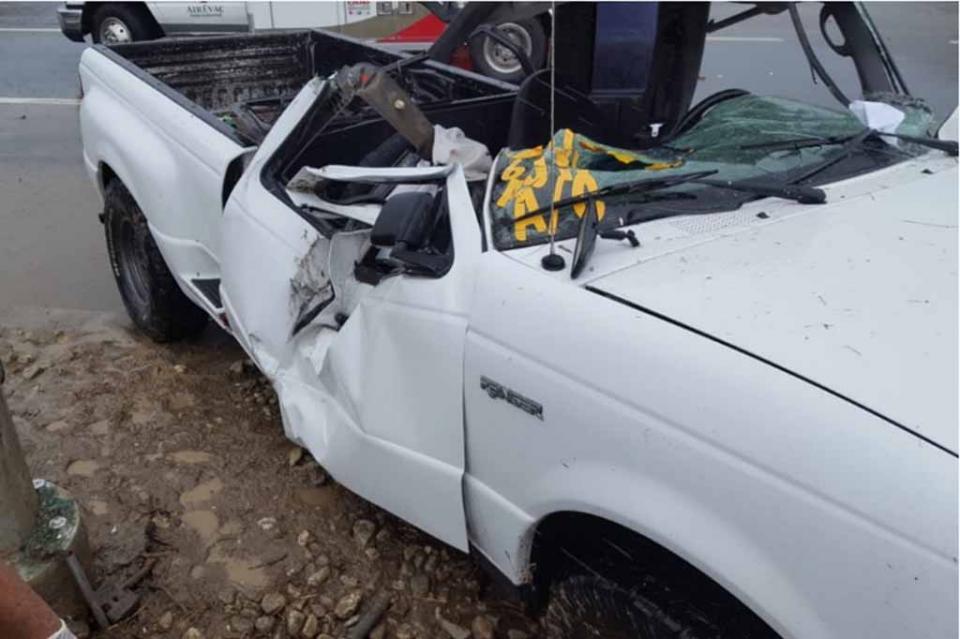 accidentewalmart3 Lluvias provocan accidente con un muerto en CSL, camioneta choca contra poste