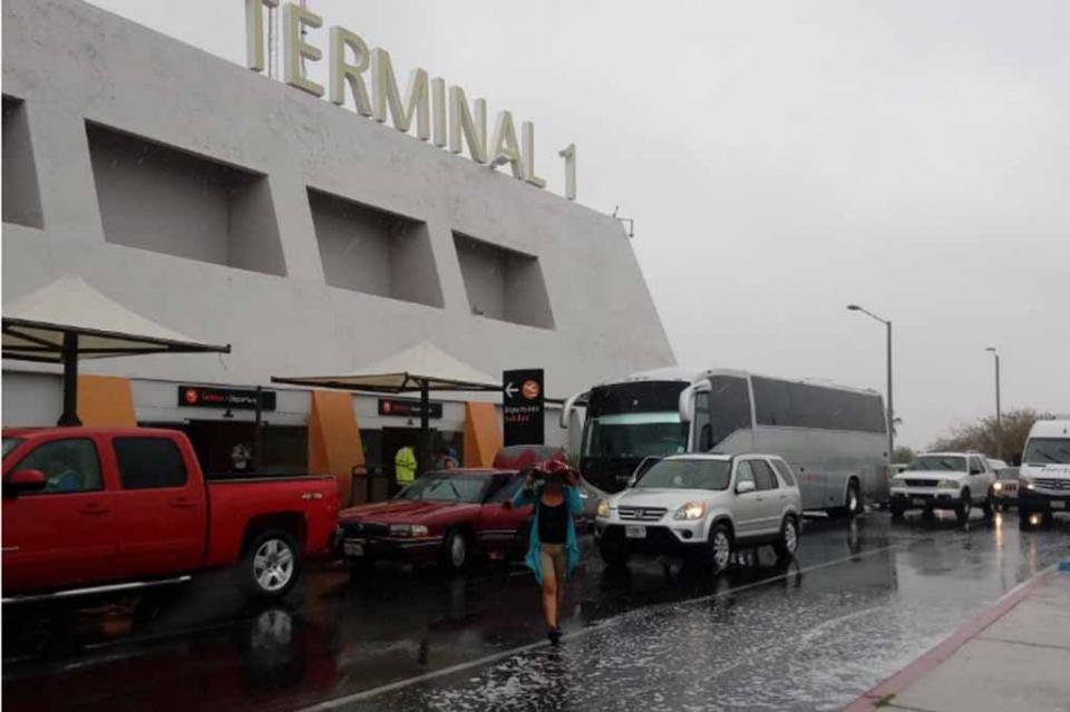 aeropuerto2 20 mil turistas resguardados en sus hoteles ante Bud, sólo un vuelo cancelado en SJC