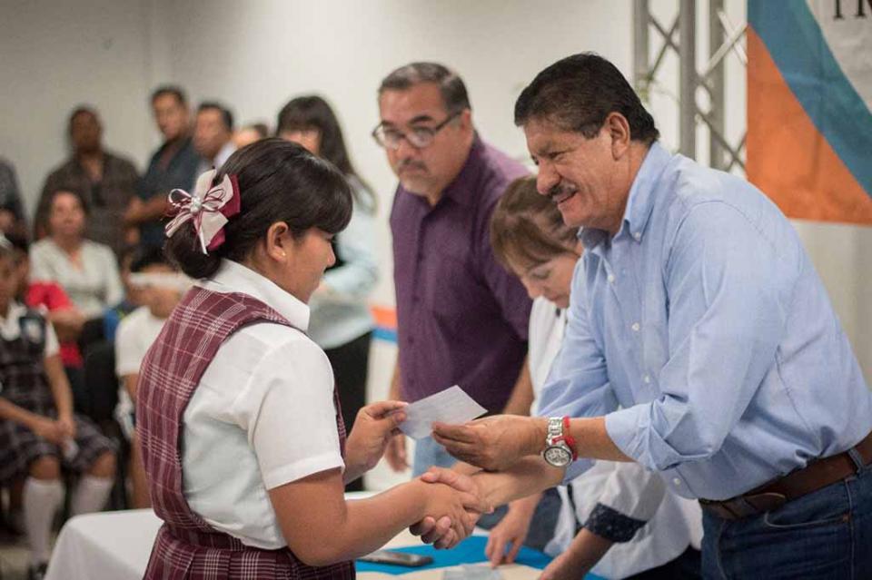 Cumple DIF Municipal La Paz con entrega de becas FORTAMUN Cumple DIF Municipal La Paz con entrega de becas FORTAMUN