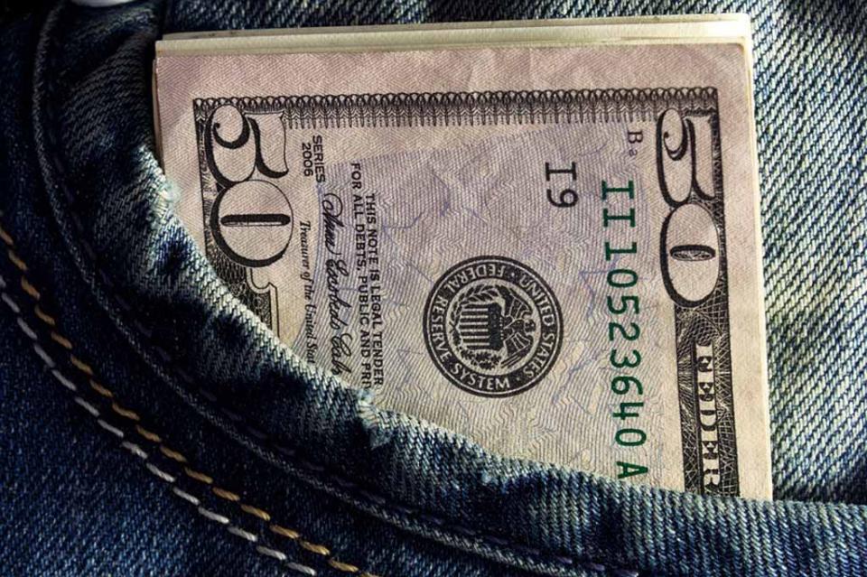 Dólar inicia la semana en 19.40 pesos en terminal aérea capitalina Dólar inicia la semana en 19.40 pesos en terminal aérea capitalina
