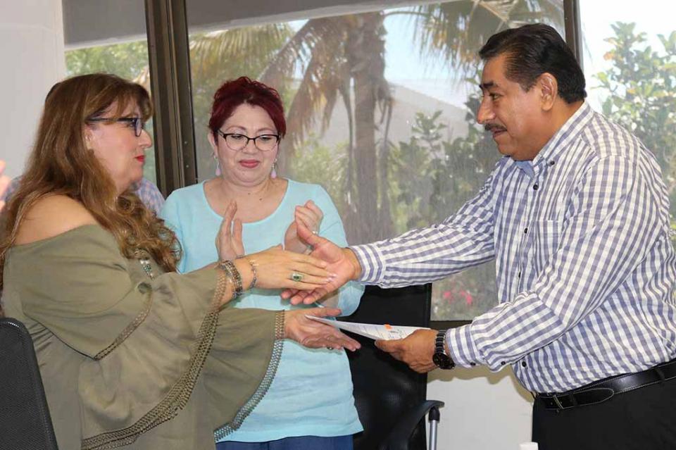 Reciben becas comisión docentes de educación Reciben becas comisión docentes de educación