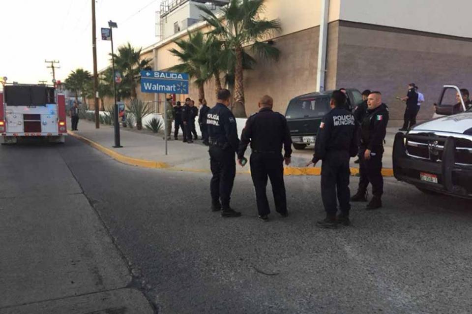 choquewalmart Conductor en estado de ebriedad choca contra muro de supermercado en La Paz