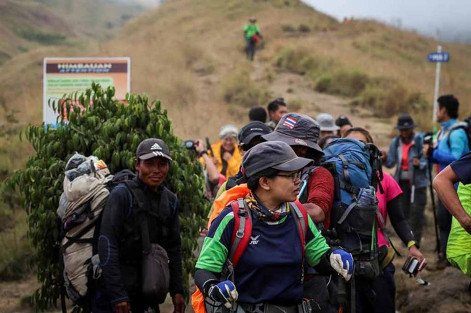 Rescatan a los más de 500 turistas atrapados en volcán de Indonesia Rescatan a los más de 500 turistas atrapados en volcán de Indonesia