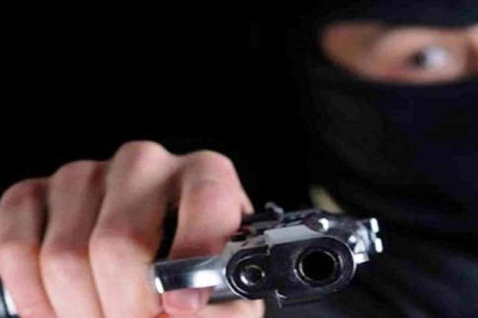 roboviolencia Los esposan y amenazan con pistola para robarles el auto en playa El Tesoro