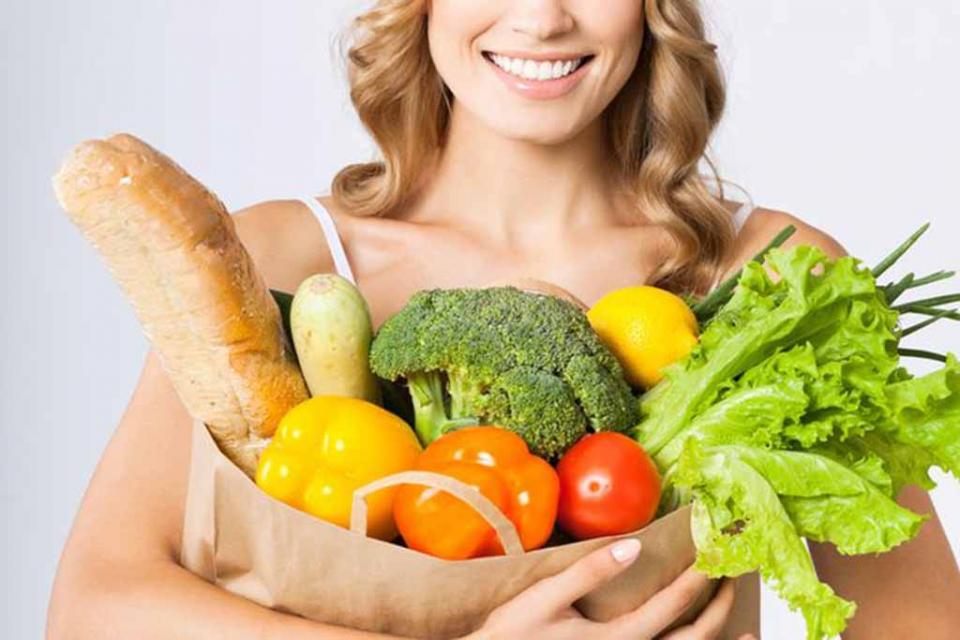 Woman with vegetarian food El 20 por ciento de los mexicanos ya son veganos o vegetarianos