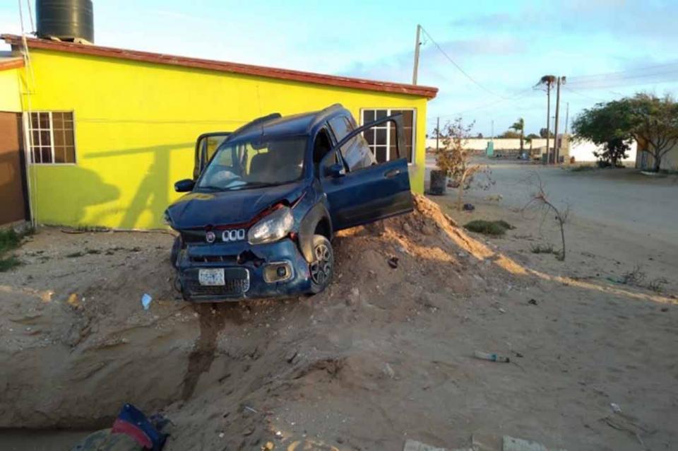 volcaduraguerreronegro Conductor y acompañante sufren volcadura y se dan a la fuga en Guerrero Negro